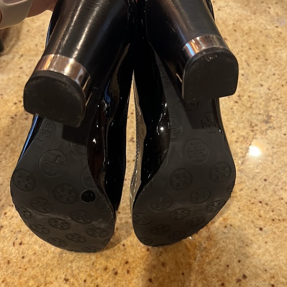 Tory Burch Black Patent Leather pumps - Picture 4 of 6
